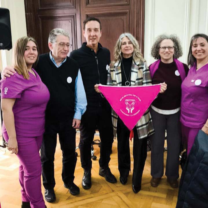 La Comisión Directiva de ADOM junto a Andrés Añon, Presidente de la Federación de Profesionales del GCABA en la Legislatura Porteña. Foto gentileza ADOM.