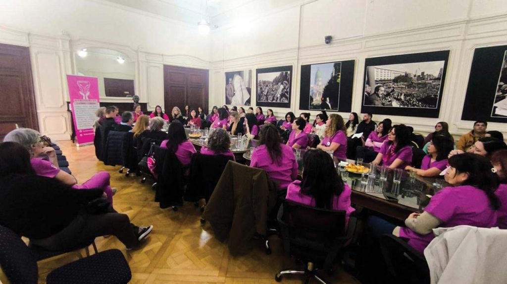 Nutrida participación de Obstétricas en el acto de la la Jornada de “Conmemoración del día de la Obstétrica” en la Legislatura Porteña. Foto gentileza ADOM.
