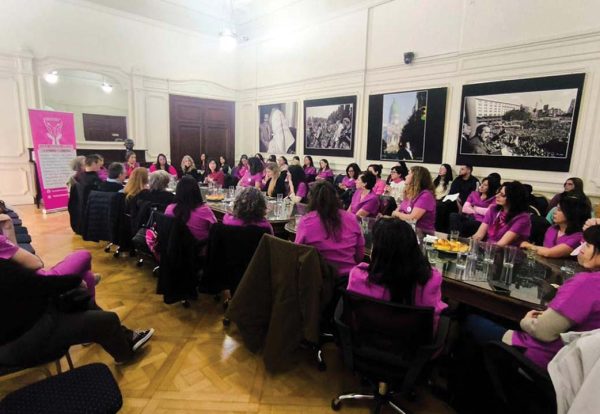 Nutrida participación de Obstétricas en el acto de la la Jornada de “Conmemoración del día de la Obstétrica” en la Legislatura Porteña. Foto gentileza ADOM.