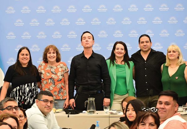 En la foto de izquierda a derecha: Andrea Ramírez, Presidenta de ALE; Rosa Favre, Sec. Actas FPGCABA; Andrés Añon, Presidente FPGCABA, Andrea Berra, Sec. Gral. adjunta APGCABA; Sebastián Ferreyra y Luciana Franco, integrantes del Consejo Ejecutivo de ALE y Coordinadores de las Jornadas ALE 2025. Foto gentileza ALE.