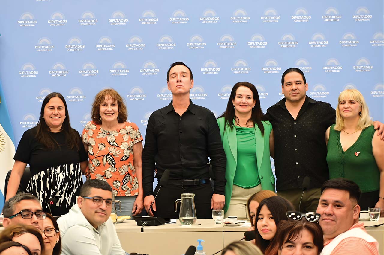 En la foto de izquierda a derecha: Andrea Ramírez, Presidenta de ALE; Rosa Favre, Sec. Actas FPGCABA; Andrés Añon, Presidente FPGCABA, Andrea Berra, Sec. Gral. adjunta APGCABA; Sebastián Ferreyra y Luciana Franco, integrantes del Consejo Ejecutivo de ALE y Coordinadores de las Jornadas ALE 2025. Foto gentileza ALE.