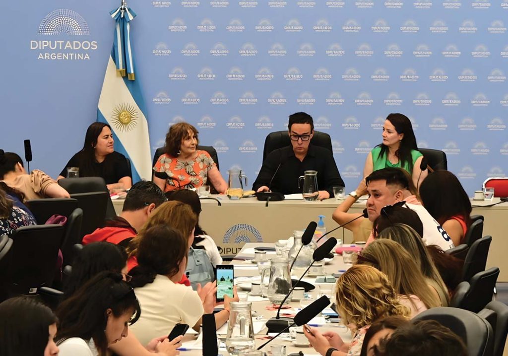 En la foto de izquierda a derecha: Andrea Ramírez, Presidenta de ALE; Rosa Favre, Sec. Actas FPGCABA; Andrés Añon, Presidente FPGCABA, Andrea Berra, Sec. Gral. adjunta APGCABA; y público presente.Foto gentileza ALE.