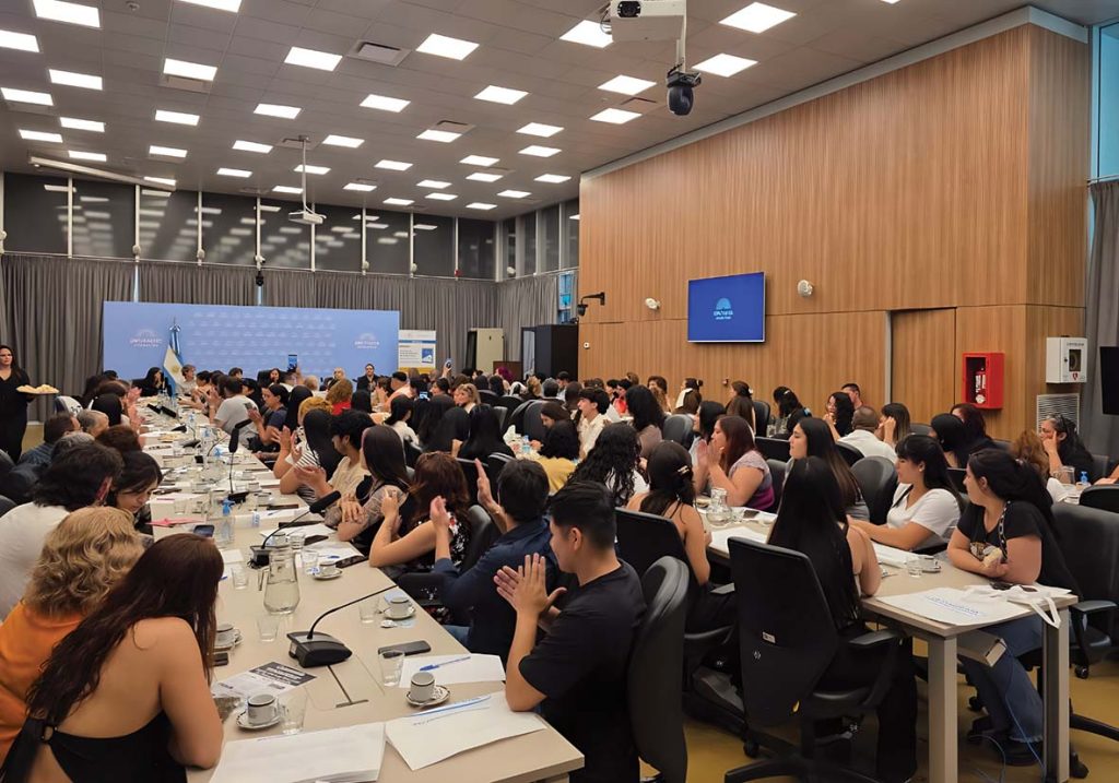 Una gran y participativa audiencia de enfermeras/os participó de la “Jornada de la Primera Línea en el Congreso Nacional: Hacia una Ley Nacional de Reconocimiento” 14/11/2025. Foto gentileza ALE.