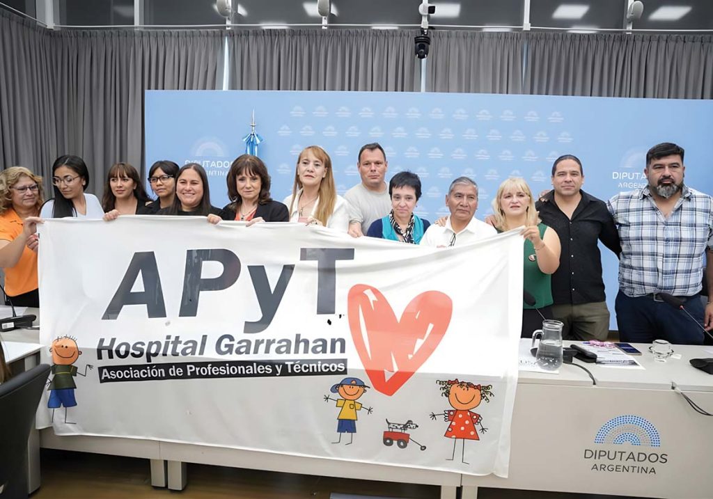 Compañeras/os de la ALE y APyT Garrahan junto a la Diputada Nacional Vilma Ripoll, quien presentó el Proyecto de Ley: Régimen de Reconocimiento Profesional y Carrera de Enfermería.14/11/25. Foto gentileza ALE.