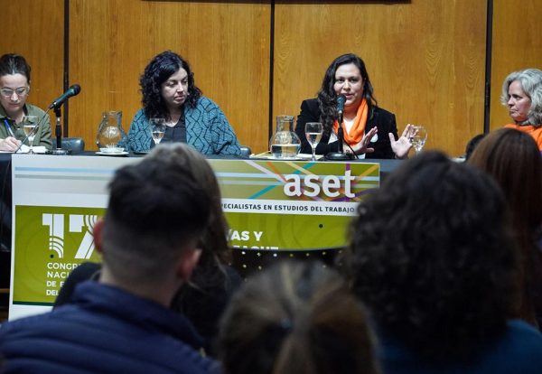Mesa Central “Cuidar en tiempos de ajuste: precarización, organización y perspectivas futuras en las ocupaciones de cuidado”, del 17 Congreso Nac. de Estudios del Trabajo. Disertación de Carolina Cáceres, referente ALE y Sec. de Prensa de la FPGCABA. Foto de Antú Divito Trejo para FPSalud.