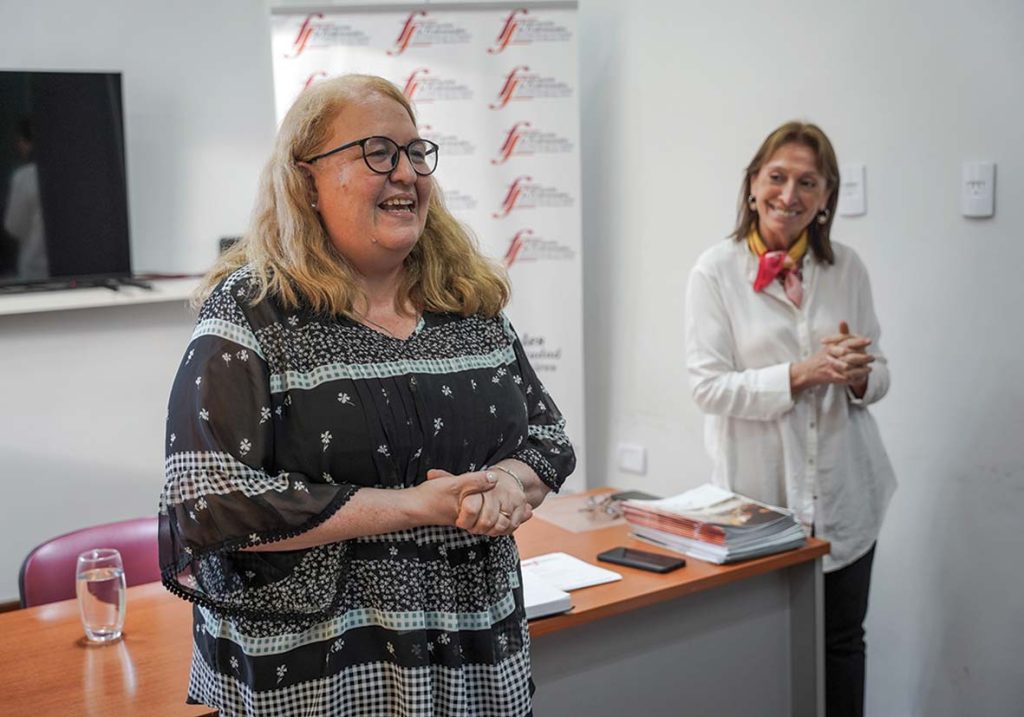 En la foto, de izquierda a derecha: Mg. Dra. Silvia Birnenbaum, Directora de la Diplomatura en Bioética y Humanización en Salud y Marta Josefina Ferraris, Sec. Asuntos Culturales de la Federación de Profesionales del GCABA, en el Acto de entrega de Certificados 10/11/2025. Foto: Antú Divito Trejo para FPSalud
