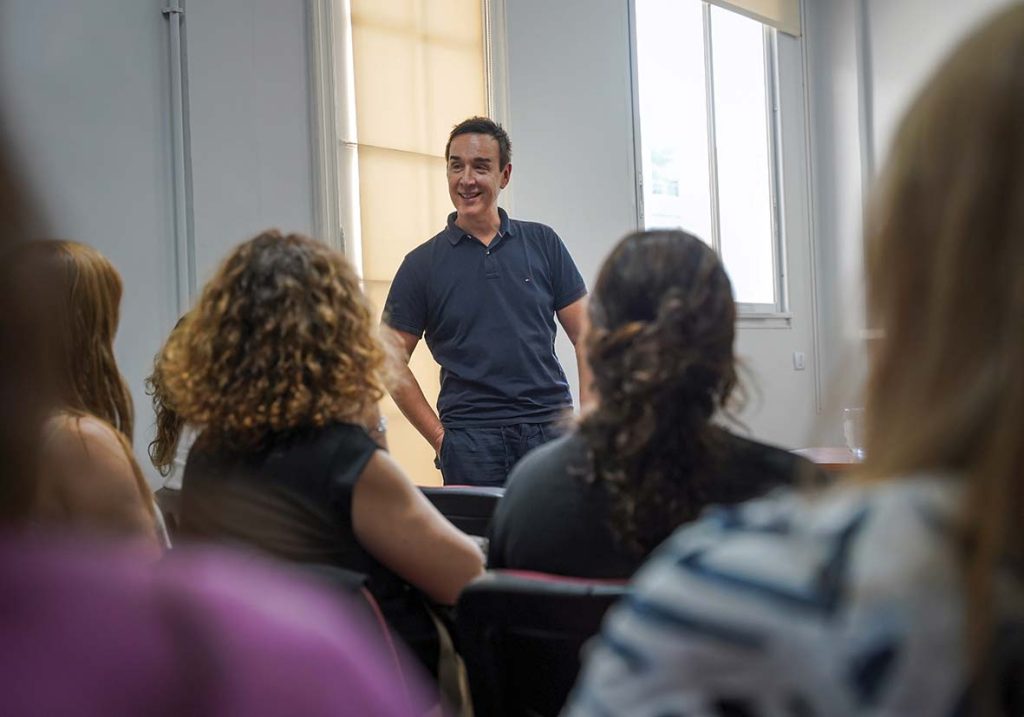 Palabras de Andrés Añon, Presidente de la Federación de Profesionales del GCABA, felicitando a las y los participantes de la Diplomatura en Bioética y Humanización en Salud 10/11/2025. Foto: Antú Divito Trejo para FPSalud