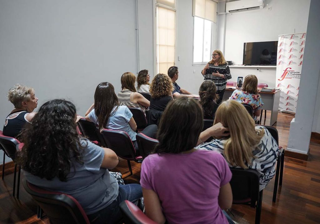 Las recientes Diplomadas en Bioética y Humanización en Salud exhibiendo con orgullo sus Certificados 10/11/2025. Foto: Antú Divito Trejo para FPSalud