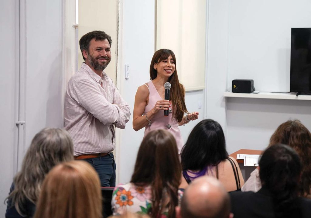 Gisela Roda y Dr. Mariano Fernández Lerena, Directores de la Diplomatura en Gestión de Servicios de Salud, en el acto de cierre con las y los egresados 11/11/2025.Foto: Antú Divito Trejo para FPSalud