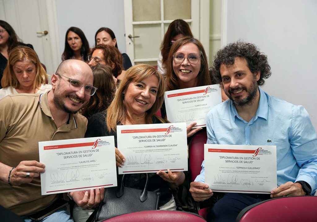 Un grupo de egresadas/os de la Diplomatura en Gestión de Servicios de Salud exhibiendo con alegría sus certificados 11/11/2025.Foto: Antú Divito Trejo para FPSalud