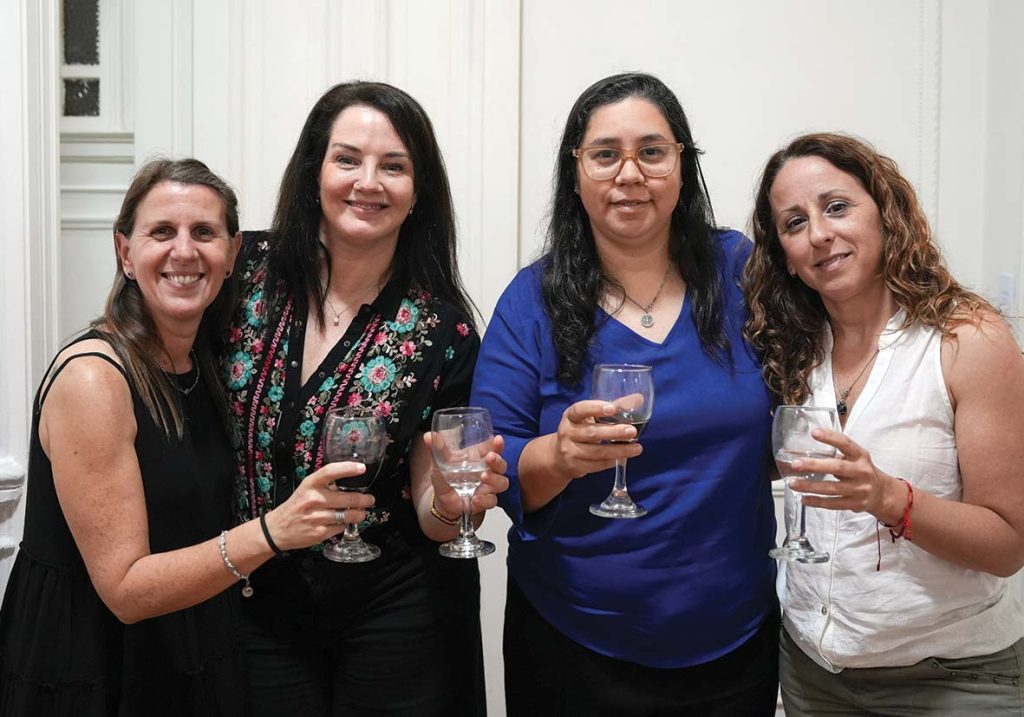 Un grupo de profesionales, del Hospital Santojanni y su área programática, festejando el egreso de la Diplomatura en Gestión de Servicios de Salud 11/11/2025. Foto: Antú Divito Trejo para FPSalud