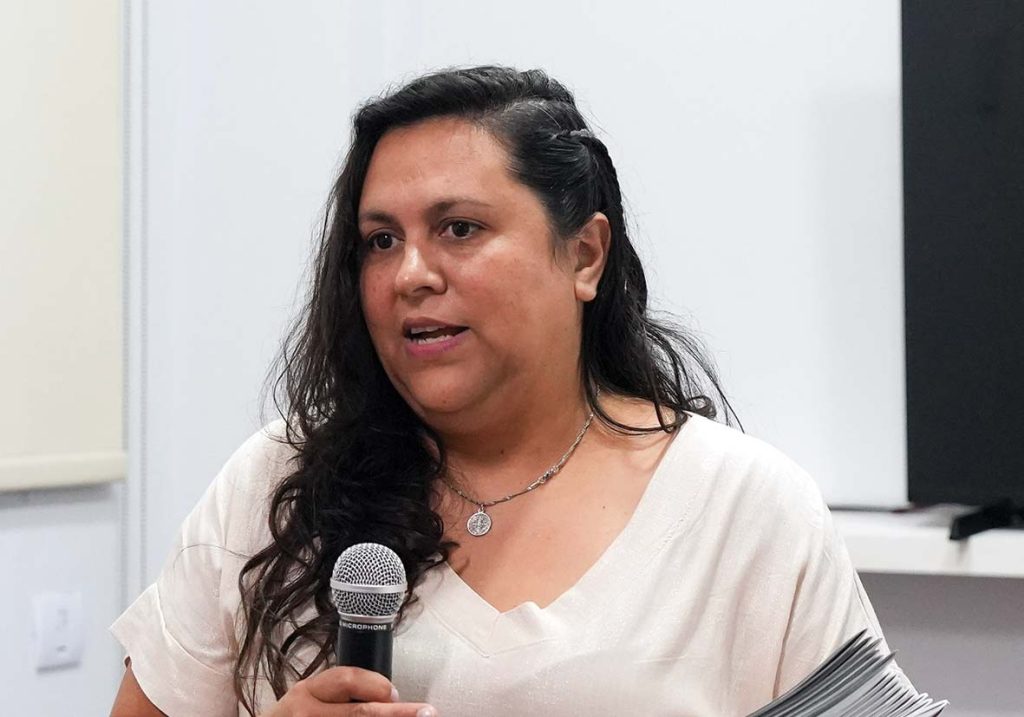 Carolina Cáceres, Responsable editorial de FPSalud, la revista Científica y Sindical de la Federación de Profesionales, presentando la última edición impresa 11/11/2025. Foto: Antú Divito Trejo para FPSalud