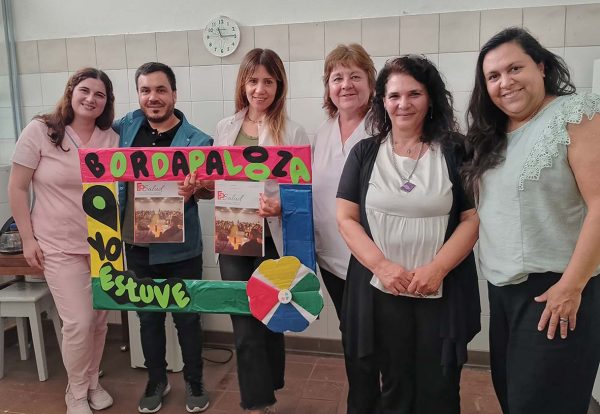 Equipo entrevistado, en la foto de izquierda a derecha: Eugenia Varela, enfermería; Diego Scorza, nutrición; Marina Baldonedo, nutrición; Nélida Buglione, kinesiología; Karina Chayan, psicología; y Carolina Caceres, entrevistadora para FPSalud. 12/11/2025 Hospital Borda