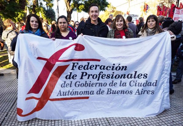 Andrés Añon, Presidente de la FPGCABA; Rosa Favre, Vicepresidenta de la FPGCABA; y Carolina Cáceres, Sec. Prensa de la FPGCABA; 
junto a las compañeras Andrea Berra y Liliana Bidegain.