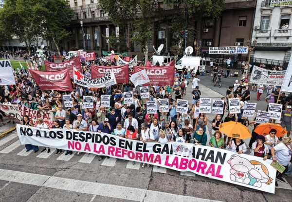 En el marco del Paro convocado por la CGT, la Federación de Profesionales del GCABA junto a otras organizaciones de salud que participan del Cabildo abierto, marchan contra la Reforma laboral y en apoyo a la lucha del Hospital Garrahan, 19/02/2026. Foto de Antú Divito Trejo para FPSalud.