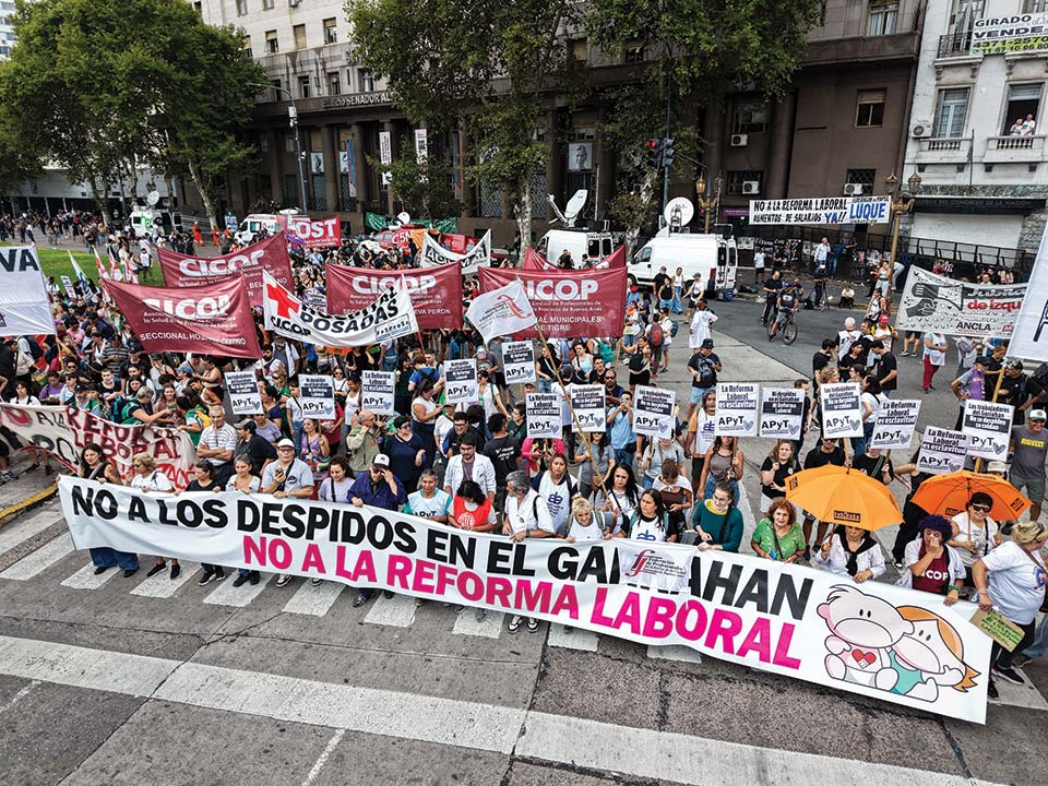 En el marco del Paro convocado por la CGT, la Federación de Profesionales del GCABA junto a otras organizaciones de salud que participan del Cabildo abierto, marchan contra la Reforma laboral y en apoyo a la lucha del Hospital Garrahan, 19/02/2026. Foto de Antú Divito Trejo para FPSalud.