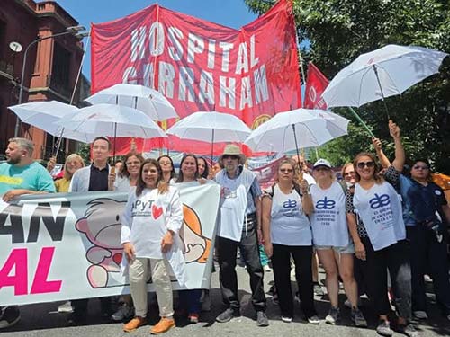 Movilización desde el Hospital Garrahan al Congreso Nacional, de la Federación de Profesionales del GCABA junto a otras organizaciones de salud que participan del Cabildo abierto, marchando contra la Reforma laboral y en apoyo a la lucha del Hospital Garrahan, 11/02/2026. En la foto: Andrés Añon, Verónica García y Andrea Ramirez, integrantes del Consejo Ejecutivo; junto a Norma Lezana, Secretaria General de la Asociación de Profesionales y Técnicos del Hospital Garrahan (APyT); y compañeras/os del equipo de salud. 