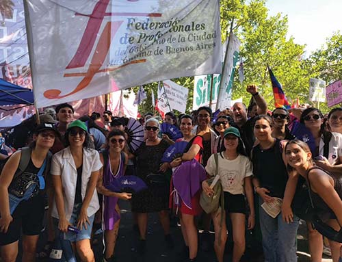 Paro y movilización contra la Reforma laboral 19/02/2026. En la foto: Andrea Ramírez, Rosa Favre y Natalia Castrogiovanni, integrantes del Consejo Ejecutivo, marchando junto a otras/os compañeros/as de la Federación de Profesionales del GCABA. 