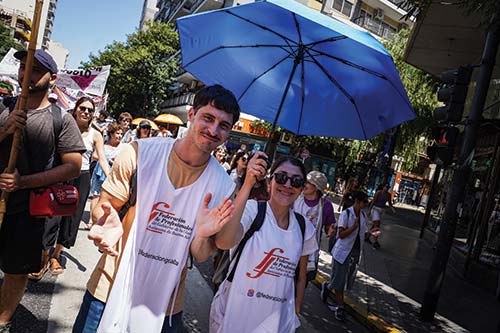 Movilización al Congreso, la Federación de Profesionales del GCABA junto a otras organizaciones de salud que participan del Cabildo abierto, marchan contra la Reforma laboral, 11/02/2026. En la foto: Andrés Añon, Verónica García y Andrea Ramírez, integrantes del Consejo Ejecutivo, marchando junto a otras/os compañeros/as de la Federación de Profesionales del GCABA. Créditos: Antú Divito Trejo para FPSalud.