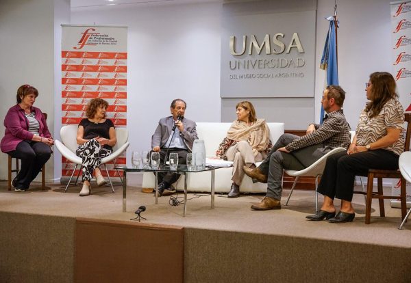 Conversatorio inicial de la Jornada, en la foto de izquierda a derecha: Cristina Varela, Rosa Favre, Mario Rovere, Lilian Capone, Andrés Añon y Verónica García. Foto: Antú Divito Trejo para FPSalud.