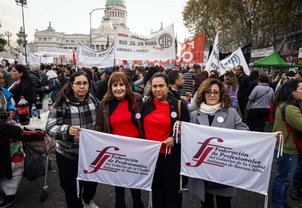 La Federación presente, Rosa Favre, Vicepresidenta de la FPGCABA; Carolina Cáceres, Sec. Prensa de la FPGCABA y Graciela Martinez, Sec. Promoción Social; junto a la Compañera Laura Rojas en la Marcha del 04/06/25. Foto: Antú Divito Trejo para FPSalud.
