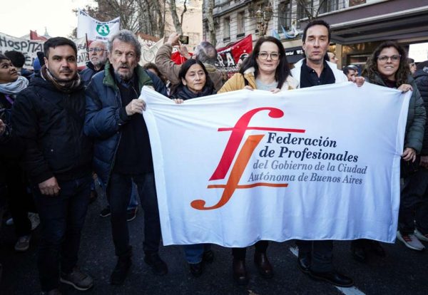 Andrés Añon, Presidente de la FPGCABA; Verónica García, Sec. General de la FPGCABA y compañeras/os de la Federación de Profesionales del GCABA en la Movilización del 17/07/25 en Defensa de la Salud Pública.
