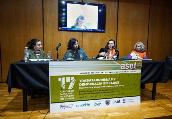 Mesa Central “Cuidar en tiempos de ajuste: precarización, organización y perspectivas futuras en las ocupaciones de cuidado”, del 17 Congreso Nac. de Estudios del Trabajo. De izquierda a Derecha: la moderadora de la mesa, Sofía Malleville (ASET); Larraitz Lexartza (OIT); Carolina Cáceres, Referente ALE y Sec. de Prensa de la FPGCABA; Corina Rodriguez Enriquez (CONICET-CIEPP-DAWN); y en directo (en pantalla) Marina Joski (Barrios de Pie, UTEP-ECC). Foto de Antú Divito Trejo para FPSalud.