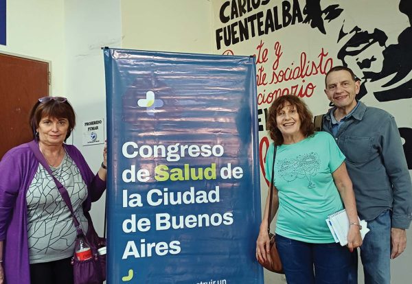 Foto de izquierda a derecha: Cristina Varela, Sec. Finanzas y Administración; Rosa Favre, Sec. Actas y Pablo Balliani, Sec. Promoción Social de la Federación de Profesionales del GCABA, en el 2° Congreso de Salud de la Ciudad, el 11/10/2025. Banco de imágenes propio