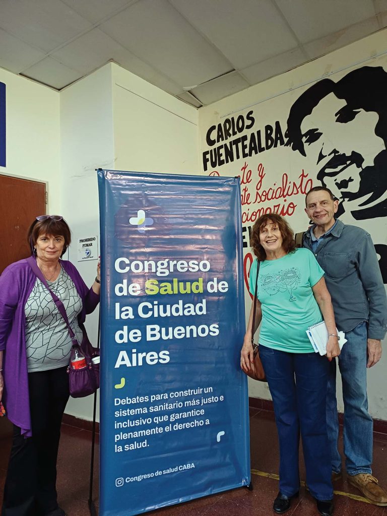Foto de izquierda a derecha: Cristina Varela, Sec. Finanzas y Administración; Rosa Favre, Sec. Actas y Pablo Balliani, Sec. Promoción Social de la Federación de Profesionales del GCABA, en el 2° Congreso de Salud de la Ciudad, el 11/10/2025. Banco de imágenes propio