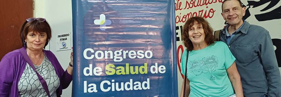 Foto de izquierda a derecha: Cristina Varela, Sec. Finanzas y Administración; Rosa Favre, Sec. Actas y Pablo Balliani, Sec. Promoción Social de la Federación de Profesionales del GCABA, en el 2° Congreso de Salud de la Ciudad, el 11/10/2025. Banco de imágenes propio