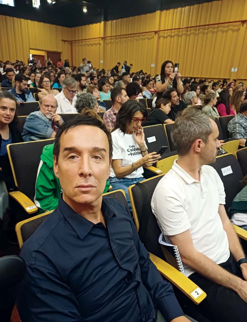Foto de izquierda a derecha: Rosa Favre, Sec. Actas; Cristina Varela, Sec. Finanzas y Administración; Pablo Balliani, Sec. Promoción Social de la Federación de Profesionales del GCABA y Nicolás Kreplak, Ministro de Salud de la Provincia de Buenos Aires, en el 2° Congreso de Salud de la Ciudad, el 11/10/2025. Banco de imágenes propio