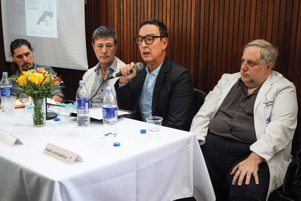 Andrés Añon, Presidente de la FPGCABA, en la Mesa de apertura de las Jornadas Anuales de Salud Mental, el 16/10/25 en el Hospital General de Agudos Dr. T. Álvarez. Foto: Antú Divito Trejo para FPSalud