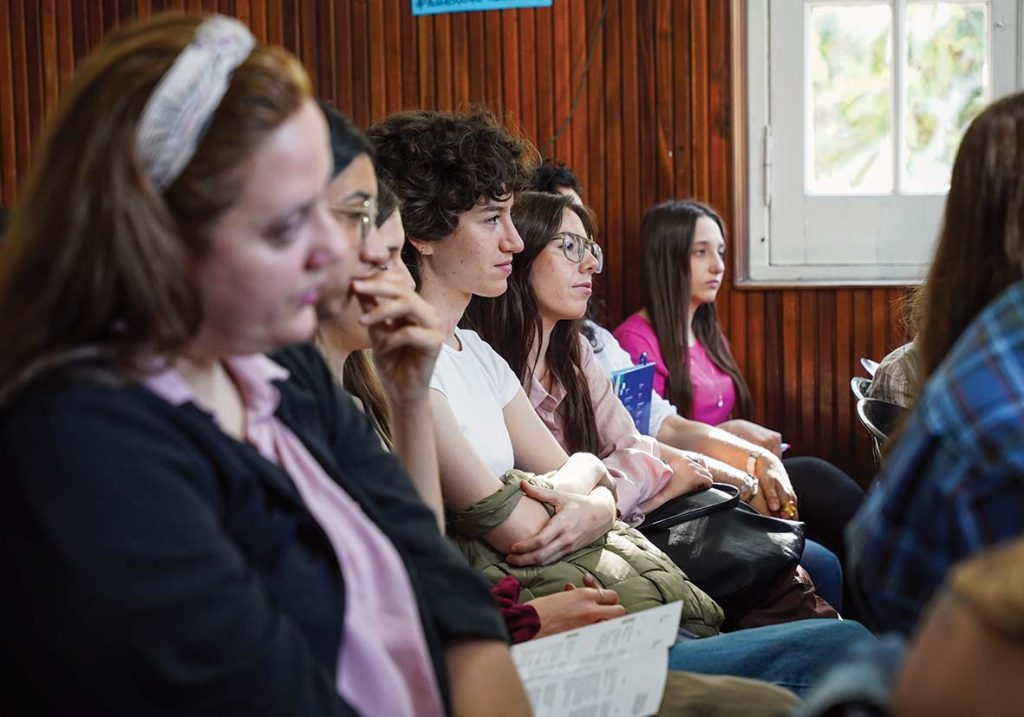 Audiencia, compañeras y compañeros del equipo interdisciplinario de salud, participando en las jornadas en el Hospital Álvarez. Foto: Antú Divito Trejo para FPSalud