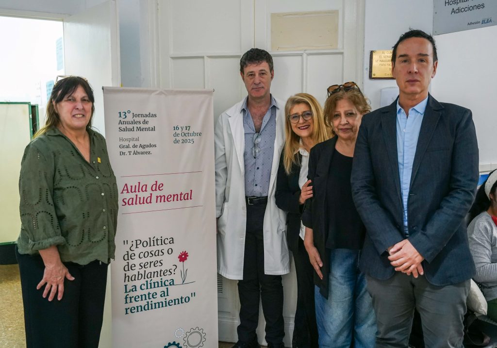 Andrés Añon, Presidente de la FPGCABA, junto al equipo organizador de las Jornadas Anuales de Salud Mental, el 16/10/25 en el Hospital General de Agudos Dr. T. Álvarez. Foto: Antú Divito Trejo para FPSalud