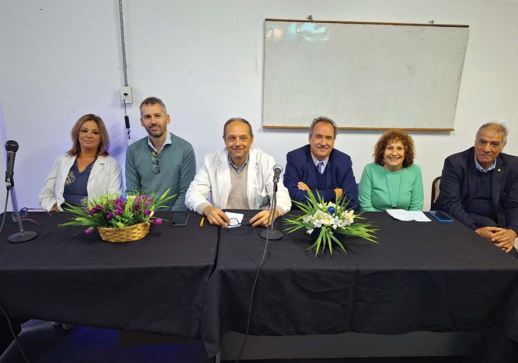 Mesa de apertura en las 40° Jornadas Multidisciplinarias de Salud y IV Jornadas del Equipo de Salud Hospital General de Agudos Dr. Dalmacio Vélez Sarsfield, con la presencia de Rosa Favre, integrante del Consejo Ejecutivo de la Federación de Profesionales del GCABA. Banco de imágenes propio.