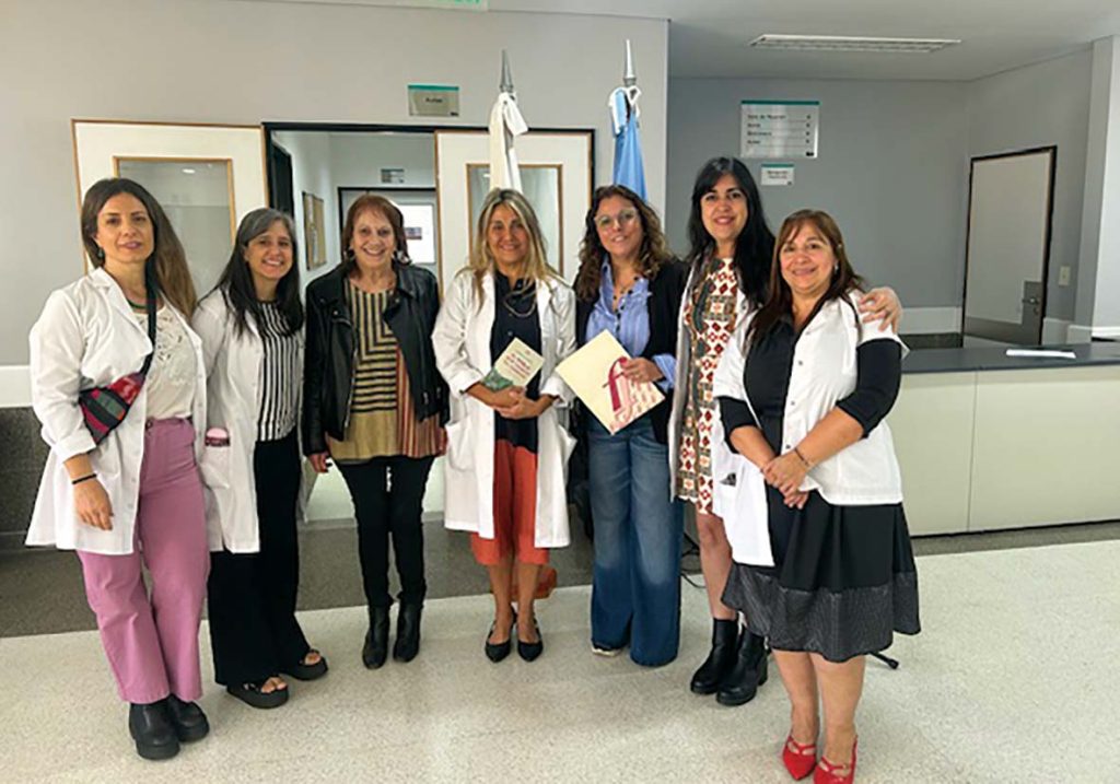 Verónica García, Sec. Gral de FPGCABA y Rosa Favre, Sec. Actas FPGCABA, junto a Compañeras de la Comisión organizadora de las III Jornadas Red de Comités de Bioética GCABA, el 19/11/25 en el Hospital Gral. de Agudos Dra. Cecilia Grierson. Banco de imágenes propio.