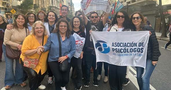 El Consejo Ejecutivo de la Federación de Profesionales, junto a Delegadas y Delegados participando de la Movilización en Rechazo al veto presidencial el 17/09/2025. Banco de imágenes propio