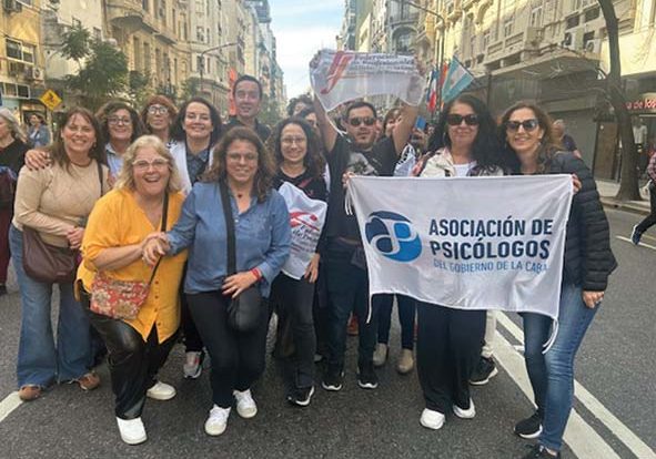 El Consejo Ejecutivo de la Federación de Profesionales, junto a Delegadas y Delegados participando de la Movilización en Rechazo al veto presidencial el 17/09/2025. Banco de imágenes propio