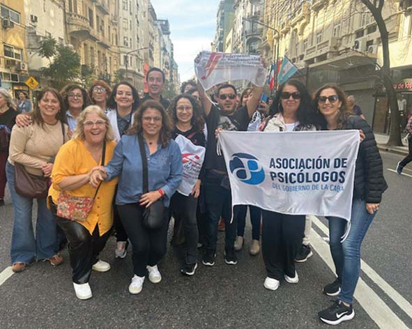 El Consejo Ejecutivo de la Federación de Profesionales, junto a Delegadas y Delegados participando de la Movilización en Rechazo al veto presidencial el 17/09/2025. Banco de imágenes propio