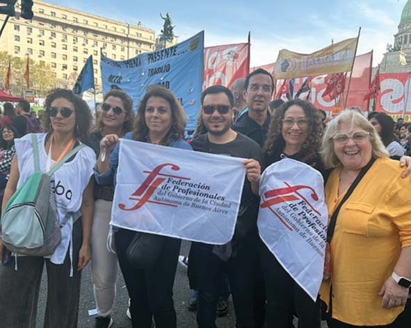 Grupo de Federados/as participando de la Movilización en Rechazo al veto presidencial el 17/09/2025.Banco de imágenes propio 