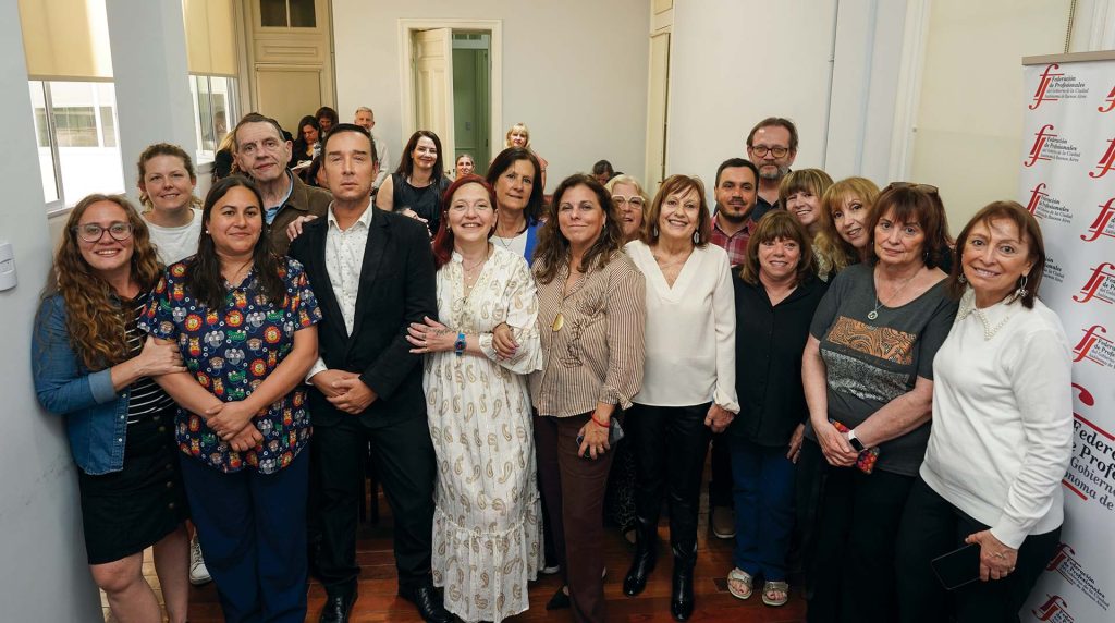 El nuevo Consejo Ejecutivo de la Federación de Profesionales del GCABA junto a las y los compañeros Suplentes, Revisores de Cuentas y Comité de Ética, en la asunción 20/10/25. Foto: Antú Divito Trejo para FPSalud.
