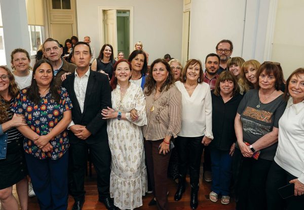 El nuevo Consejo Ejecutivo de la Federación de Profesionales del GCABA junto a las y los compañeros Suplentes, Revisores de Cuentas y Comité de Ética, en la asunción 20/10/25. Foto: Antú Divito Trejo para FPSalud.