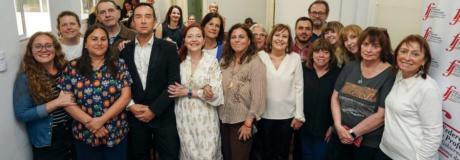 El nuevo Consejo Ejecutivo de la Federación de Profesionales del GCABA junto a las y los compañeros Suplentes, Revisores de Cuentas y Comité de Ética, en la asunción 20/10/25. Foto: Antú Divito Trejo para FPSalud.