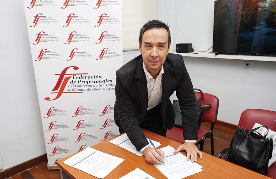 Andrés Añon (APGCABA), al momento de firmar el acta de asunción de su cargo como Presidente de la Federación de Profesionales del GCABA, para el período 2025–2029. Foto: Antú Divito Trejo para FPSalud.