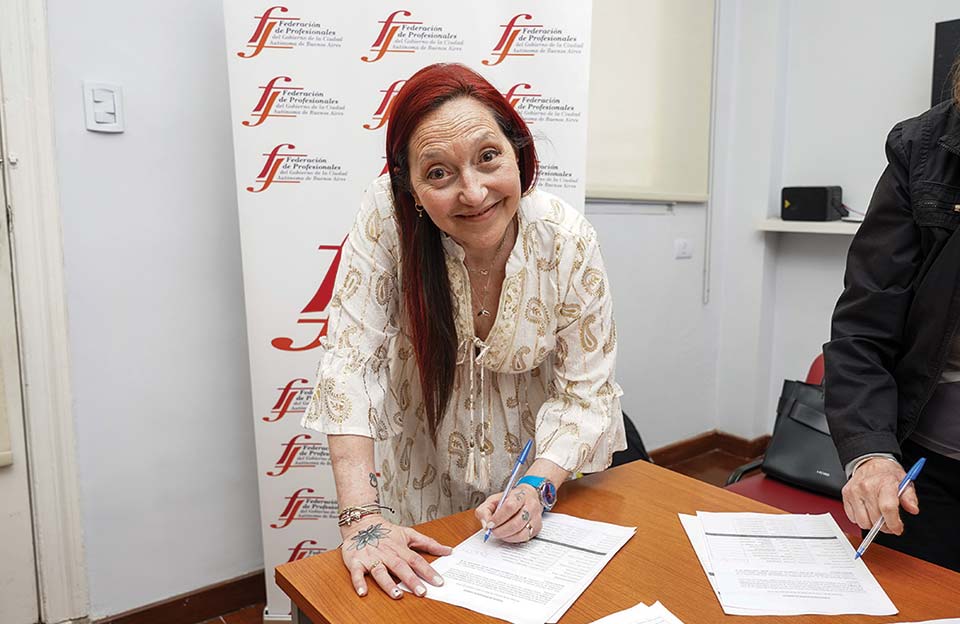 Marcela Yassin (AGOCIBA), al momento de firmar el acta de asunción de su cargo como Vicepresidente de la Federación de Profesionales del GCABA, para el período 2025–2029. Foto: Antú Divito Trejo para FPSalud.