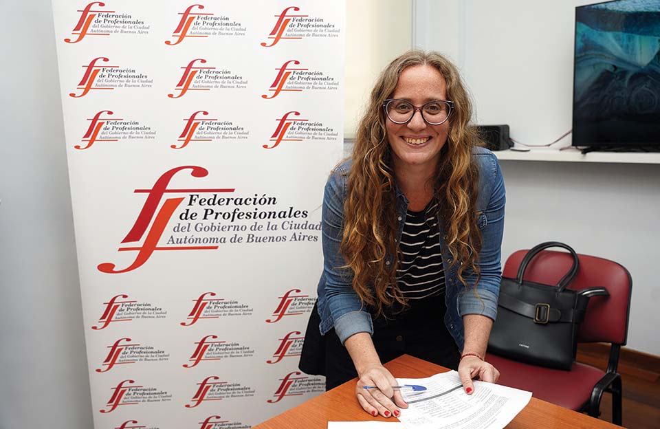 Natalia Castrogiovanni (APSS), al momento de firmar el acta de asunción de su cargo como Secretaria Gremial de la Federación de Profesionales del GCABA, para el período 2025–2029. Foto: Antú Divito Trejo para FPSalud.