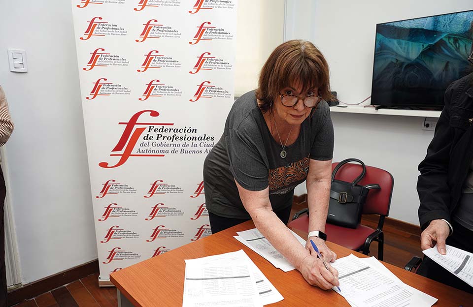Cristina Inés Varela (AFOCABA), al momento de firmar el acta de asunción de su cargo como Secretaria de Finanzas y Administración de la Federación de Profesionales del GCABA, para el período 2025–2029. Foto: Antú Divito Trejo para FPSalud.