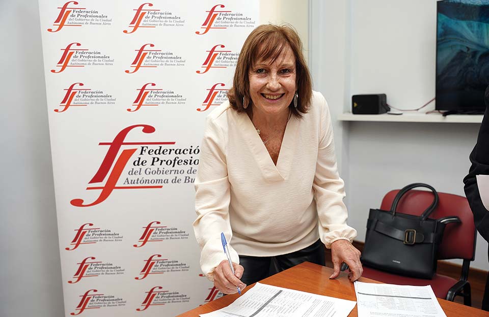 Rosa Favre (ABC), al momento de firmar el acta de asunción de su cargo como Secretaria de Actas de la Federación de Profesionales del GCABA, para el período 2025–2029. Foto: Antú Divito Trejo para FPSalud.