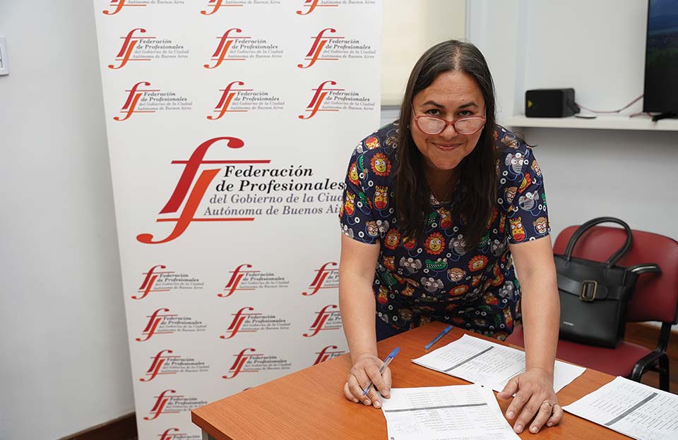 Andrea Ramírez (ALE), al momento de firmar el acta de asunción de su cargo como Secretaria de Prensa y Difusión de la Federación de Profesionales del GCABA, para el período 2025–2029. Foto: Antú Divito Trejo para FPSalud.