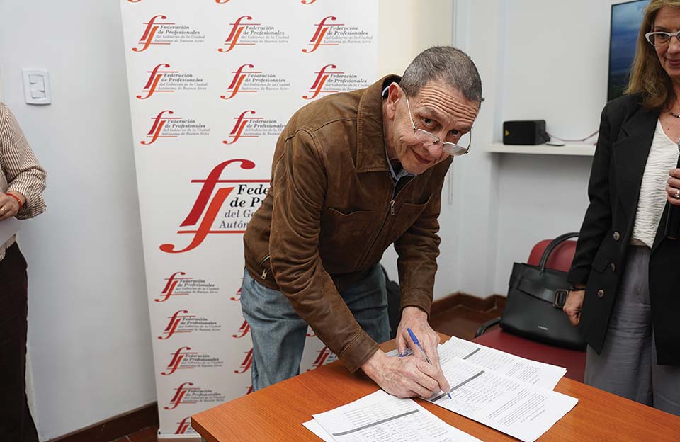 Pablo Balliani (AAK), al momento de firmar el acta de asunción de su cargo como Secretario de Promoción Social de la Federación de Profesionales del GCABA, para el período 2025–2029. Foto: Antú Divito Trejo para FPSalud.